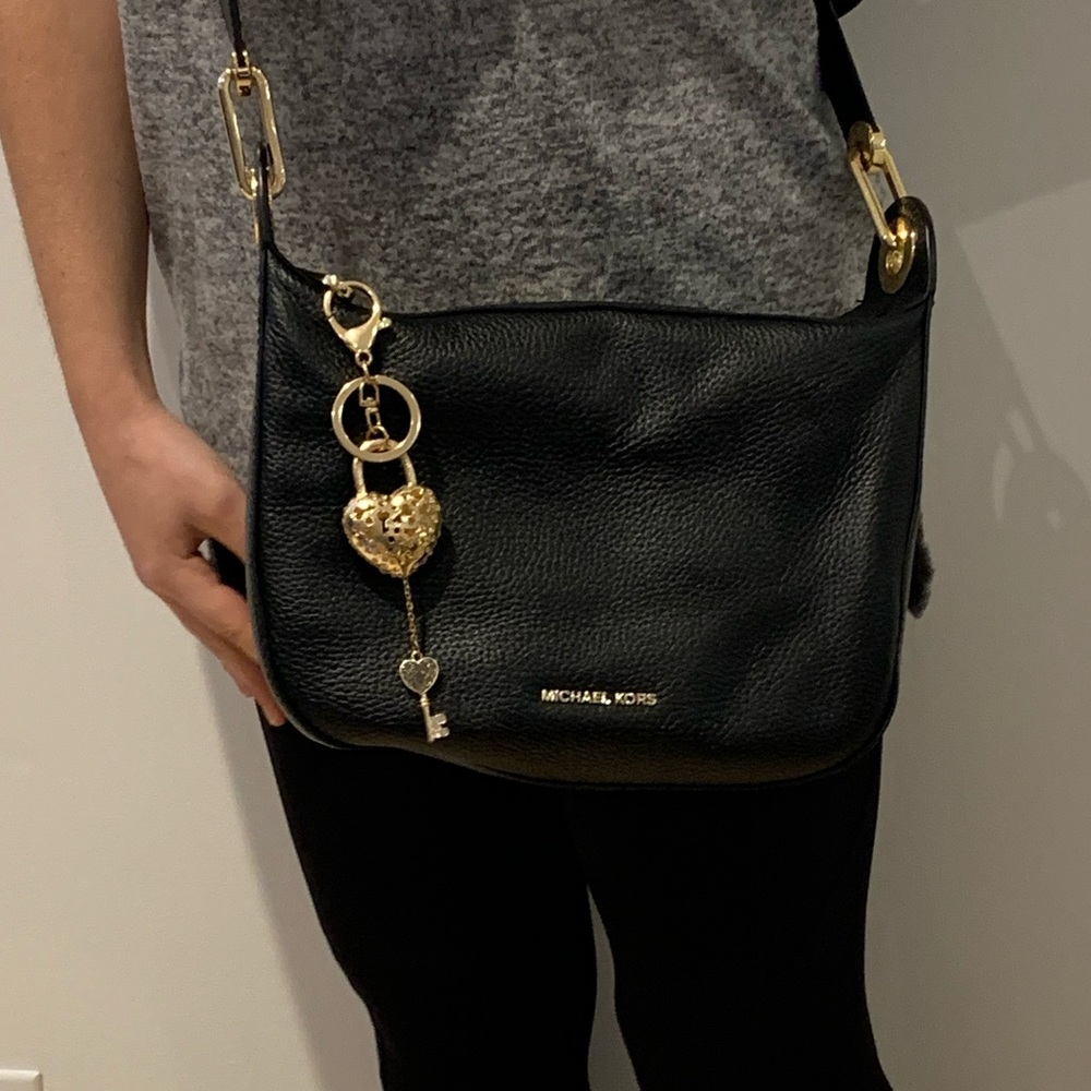 MICHEAL KORS BLACK PEBBLE LEATHER BAG WITH GOLD HARDWARE AND CHARM
